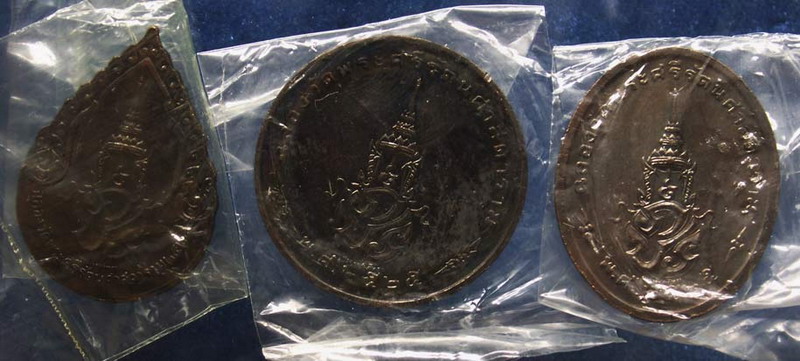 ครบชุด สวยๆ..เหรียญพระแก้ว หลังภปร. ฉลองกรุงรัตนโกสินทร์ 200 ปี พ.ศ. 2525 บล็อคพระราชศรัทธา ซองพลาสต