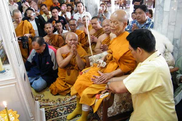เหรียญรุ่น"อายุยืน"เต็มองค์ เลข ๔๔๔ หลวงพ่อคูณ ออกวัดแจ้งนอก