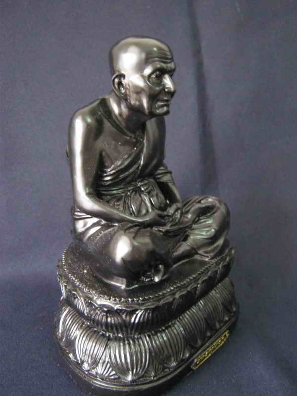 พระบูชาหลวงปู่ทวดเนื้อเรซิ่นสีดำทั้งองค์หน้าตัก 5 นิ้วสูง8.5นิ้ว"ครับ