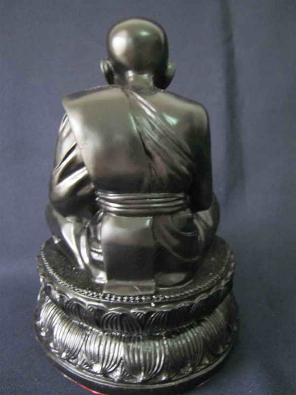 พระบูชาหลวงปู่ทวดเนื้อเรซิ่นสีดำทั้งองค์หน้าตัก 5 นิ้วสูง8.5นิ้ว"ครับ
