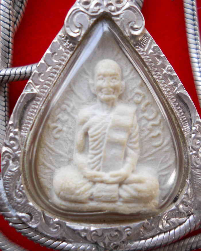  พระรูปเหมือนท่านเจ้าคุณนรฯปี13เนื้อผงเลี่ยมเงิน 