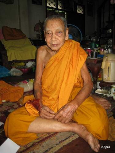 เหรียญแจกหลวงพ่อคูณ รุ่นอายุยืน88 แบบเต็มองค์ ในงานวันครบรอบ ๙๓ ปี หลวงปู่นิยม