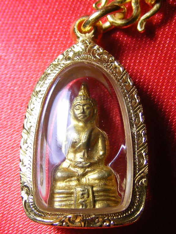 พระชัยวัฒน์ หลวงพ่อโสธร ปี 2505 กะไหล่ทอง เล็กน่ารัก เลี่ยมทองสวยมากครับ