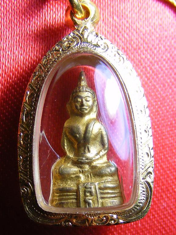 พระชัยวัฒน์ หลวงพ่อโสธร ปี 2505 กะไหล่ทอง เล็กน่ารัก เลี่ยมทองสวยมากครับ