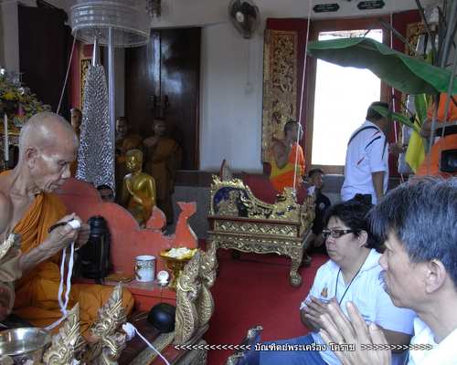 เหรียญหลวงพ่อคูณ ย้อนยุคสร้างบารมี ๑๙ เนื้อทองฝาบาตรหลังแบบ ( เหรียญแจก ในวันงานครับ . 
