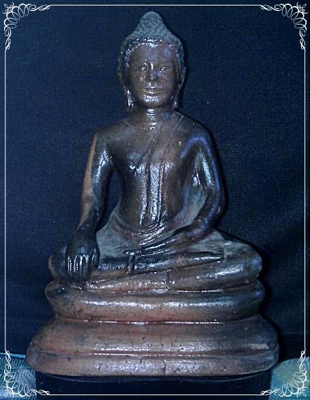 พระบูชาเนื้อดิน ก้นอุดผง มีตราวัดรางๆ แท้แน่นอนครับ แต่ไม่ทราบที่ ฐาน 5 นิ้ว ครึ่ง สูง 8 นิ้วครึ่ง