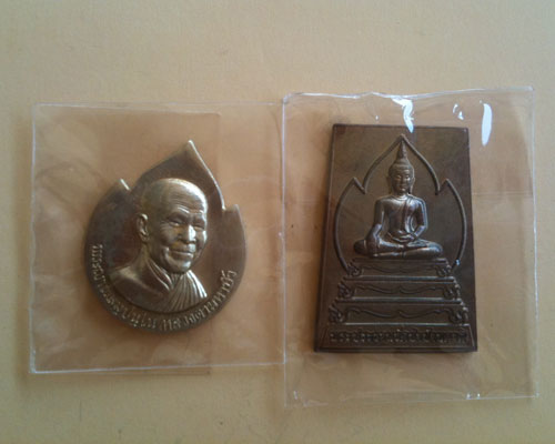 หลวงตามหาบัว เจดีย์ร้อยเอ็ด