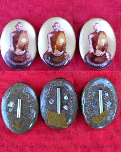 ล็อกเก็ตหลวงปู่บุญหลาย  อัคคจิตโต  วัดโนนทรายทอง จ.อำนาจเจริญ ฉากทองหลังจารเต็ม