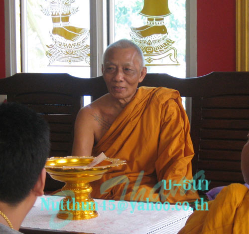 เหรียญห่วงเชื่อม เนื้อนวะโลหะ หลวงพ่อสาคร เลขสามหลัก ๕๒๖ พร้อมกล่อง รับประกันความสวยครับ