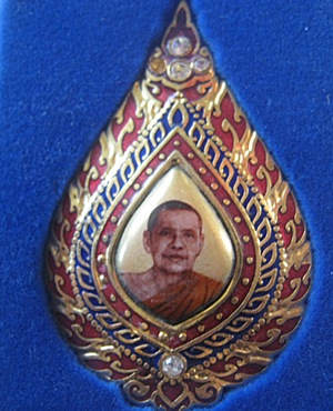 ล็อกเก๊ตหลังเข็มกลัด หลวงพ่อฤษีลิงดำ ฝังพลอย