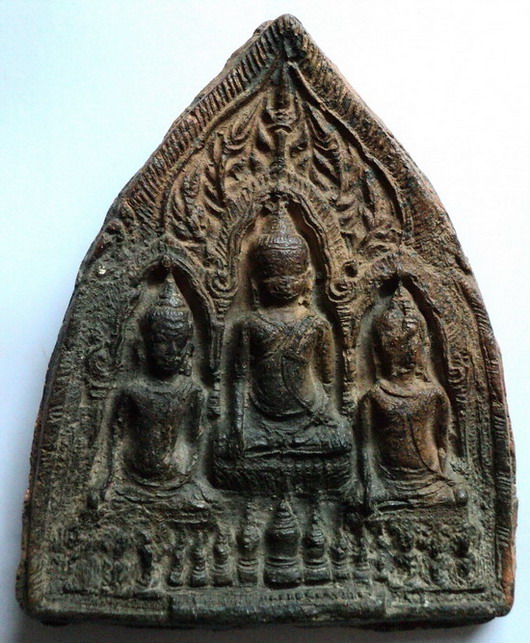 องค์ที่ 5 เป็นพระที่มีขนาดใหญ่ น่าจะเป็นพระกรุ เพราะว่า ไม่มีพระเกจิที่ไหนสร้างแล้วละคะ