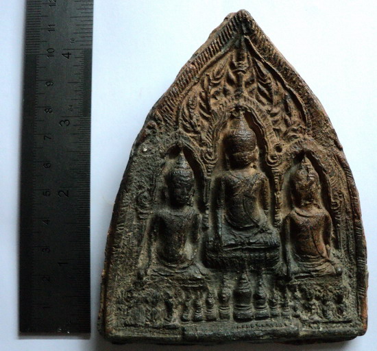 องค์ที่ 5 เป็นพระที่มีขนาดใหญ่ น่าจะเป็นพระกรุ เพราะว่า ไม่มีพระเกจิที่ไหนสร้างแล้วละคะ