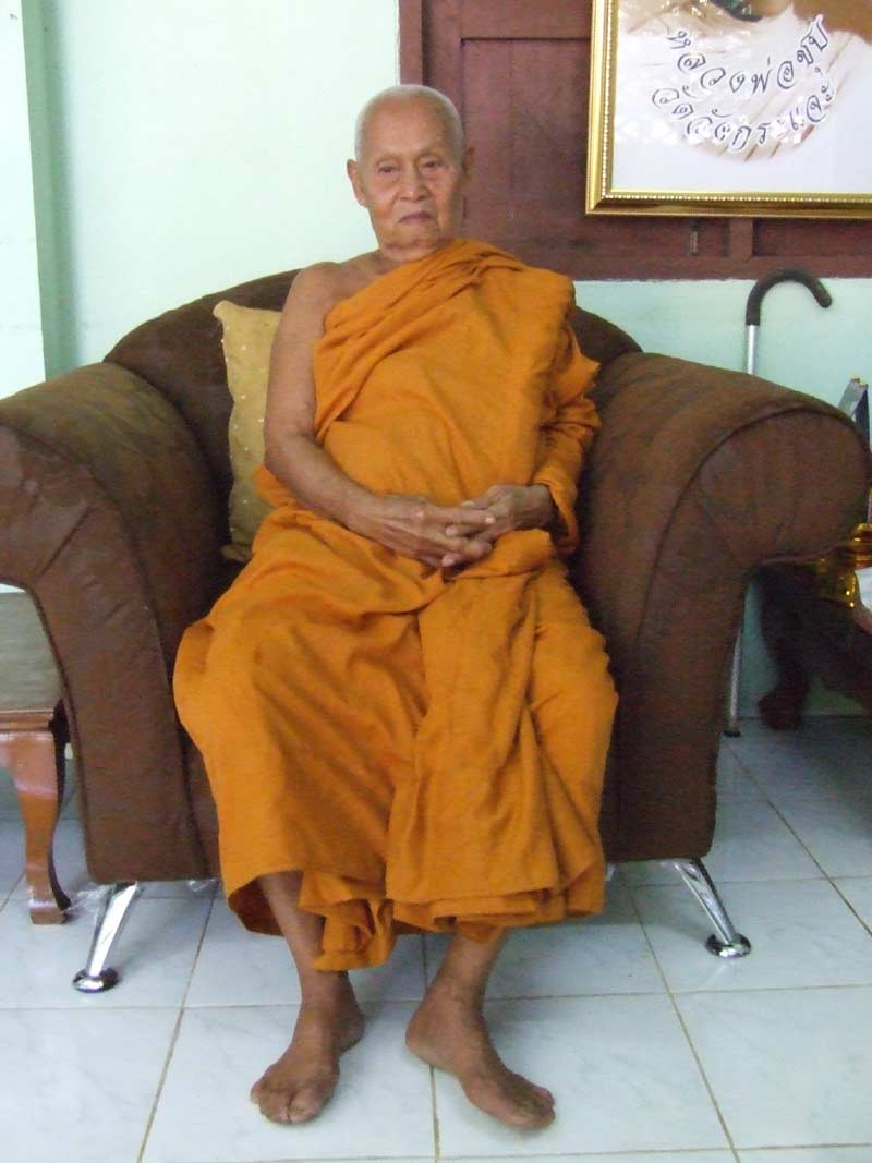 ( มีจาร ) เหรียญรุ่นแรก เนื้ออาปาก้า หลวงปู่ชุบ วัดวังกระแจะ ไทรโยค กาญจนบุรี