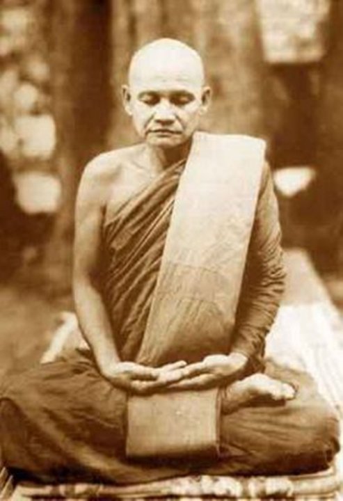 พระสมเด็จ หลังรูปเหมือน หลวงปู่ชา วัดหนองป่าพง จัดสร้างในปี 2521