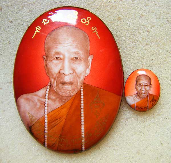 ล็อคเกตรุ่น"รวยทรัพย์"หลวงปู่คำบุ คฺตตจิตฺโต วัดกุดชมภู อ.พิบูลย์มังสาหาร จ.อุบลราชธานี ไตรมาส ๒๕๕๓