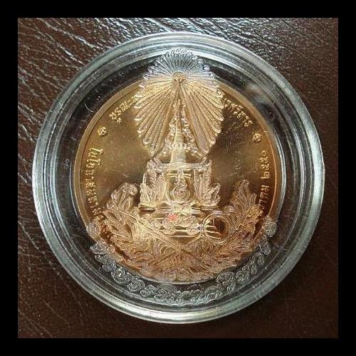 เหรียญในหลวงทรงผนวช ขนาด 3 ซ.ม. วัดบวรนิเวศ ฯ พ.ศ. 2550 พร้อมตลับเดิมจากวัด สวย น่าสะสม