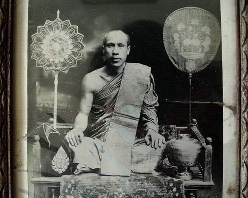 * รูปถ่ายเก่าหลวงพ่อพรต วัดศรีโลหะราษฎร์บำรุง จ.กาญจนบุรี พร้อมผ้ายันต์ในกรอบเดิมหายากค่ะ *