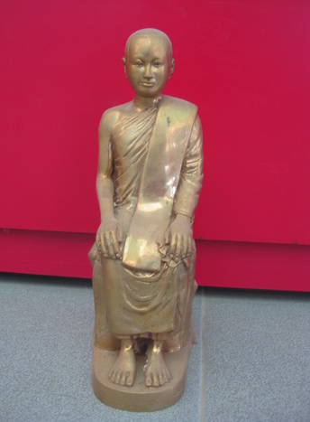 หลวงปู่เทพโลกอุดรเนื้อทองเหลืองสูง 10 นิ้ว