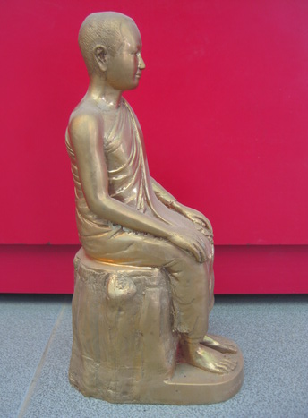 หลวงปู่เทพโลกอุดรเนื้อทองเหลืองสูง 10 นิ้ว