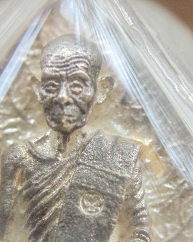 เหรียญรูปเหมือนใบโพธิ์ 6 รอบเนื้อเงิน หลวงพ่อพุธ วัดป่าสาลวัน