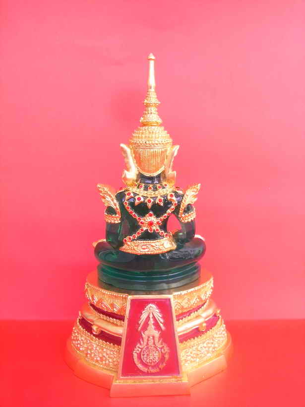 พระบูชาพระแก้วมรกตทรงเครื่องฤดูร้อนปิดทองแท้"ขนาดฐานกว้าง 7 นิ้ว สูง 11 นิ้ว หน้าตักพระ 5นิ้ว สวยงาม