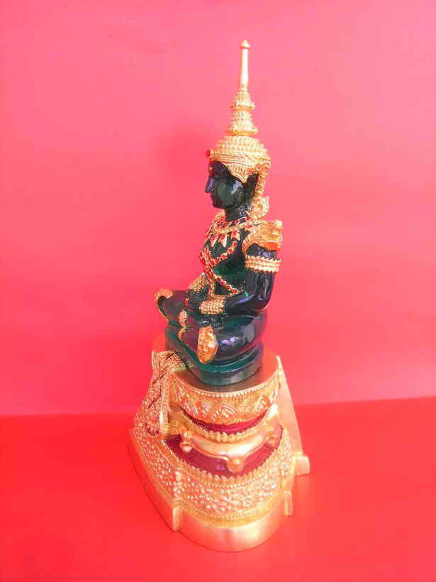 พระบูชาพระแก้วมรกตทรงเครื่องฤดูร้อนปิดทองแท้"ขนาดฐานกว้าง 7 นิ้ว สูง 11 นิ้ว หน้าตักพระ 5นิ้ว สวยงาม