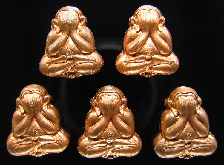 **ทีเดียว 5 องค์ พระปิดตาหลังรูปเหมือน หลวงพ่อเกษม เขมโก เืนื้อทองแดง สวยๆ เคาะเดียวแดง**WB31