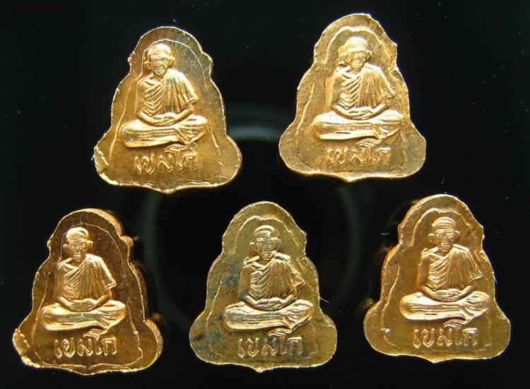 **ทีเดียว 5 องค์ พระปิดตาหลังรูปเหมือน หลวงพ่อเกษม เขมโก เืนื้อทองแดง สวยๆ เคาะเดียวแดง**WB31