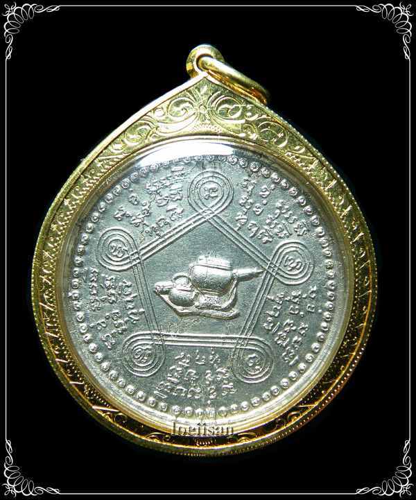 เหรียญรุ่นแรก หลวงปู่ชอบ เนื้ออัลปาก้า ปี2514 จ.เลย เลี่ยมทองอย่างดี