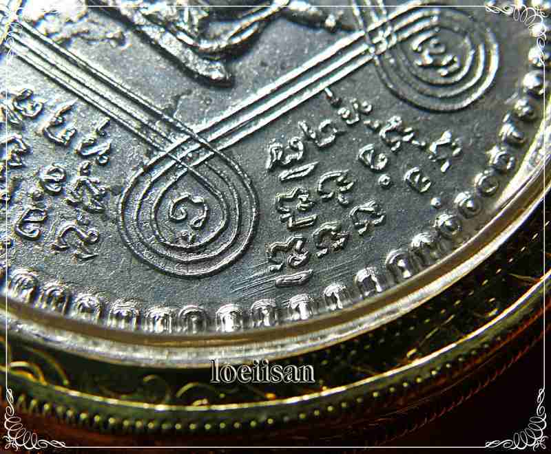 เหรียญรุ่นแรก หลวงปู่ชอบ เนื้ออัลปาก้า ปี2514 จ.เลย เลี่ยมทองอย่างดี