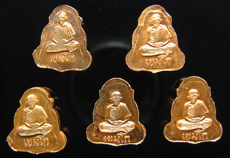 **ทีเดียว 5 องค์ พระปิดตาหลังรูปเหมือน หลวงพ่อเกษม เขมโก เืนื้อทองแดง สวยๆ เคาะเดียวแดง**WD91
