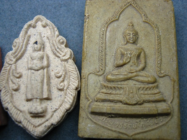 พระผง 4 องค์ เหมาเพียง 69 ฿ เคาะเดียวรวมส่งครับ
