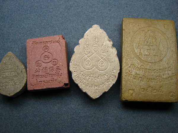 พระผง 4 องค์ เหมาเพียง 69 ฿ เคาะเดียวรวมส่งครับ