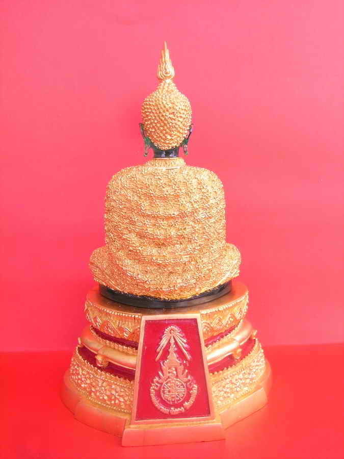 พระบูชาพระแก้วมรกตทรงเครื่องฤดูหนาวปิดทองแท้ขนาดฐานกว้าง 7 นิ้ว สูง 11 นิ้ว หน้าตักพระ 5นิ้ว สวยงาม