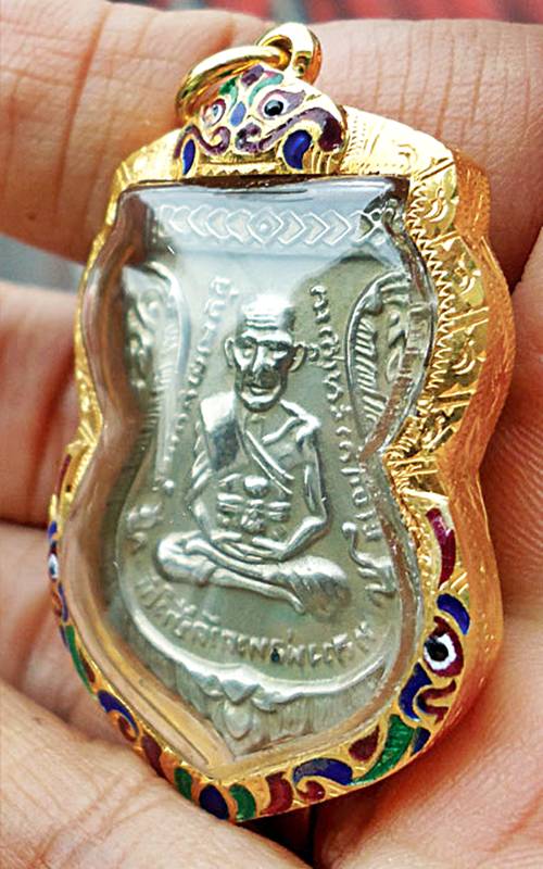 เหรียญหลวงปูทวดวัดช้างให้ รุ่น 3 พิมพ์หน้ากรรมการ เนื้ออัลปาก้า เลี่ยมทองลงยาอย่างดี พร้อมใบรับรอง