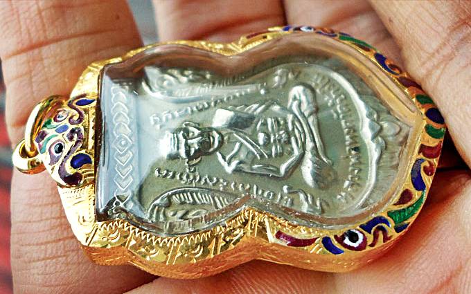 เหรียญหลวงปูทวดวัดช้างให้ รุ่น 3 พิมพ์หน้ากรรมการ เนื้ออัลปาก้า เลี่ยมทองลงยาอย่างดี พร้อมใบรับรอง