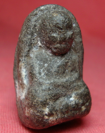 หลวงปู่ทวดเนื้อว่านฝังตะกรุดมีเม็ดแร่เก่าๆแต่ไม่รู้ที่ใหน (100)