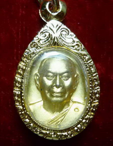 เหรียญหลวงพ่อโสธร เนื้อพ่นทรายทองทิพย์ หลังสมเด็จพระพุฒาจารย์(เกี่ยว อุปเสโณ) วัดสระเกศ