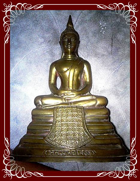 พระบูชาหลวงพ่อโสธร ก้นดินไทย ด้านหลัง เขียน พ.ศ. 2497 ฐาน 7 นิ้ว สูง 9.5 นิ้ว เก่า ไม่ทราบที่ครับผม