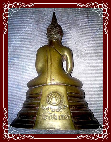 พระบูชาหลวงพ่อโสธร ก้นดินไทย ด้านหลัง เขียน พ.ศ. 2497 ฐาน 7 นิ้ว สูง 9.5 นิ้ว เก่า ไม่ทราบที่ครับผม