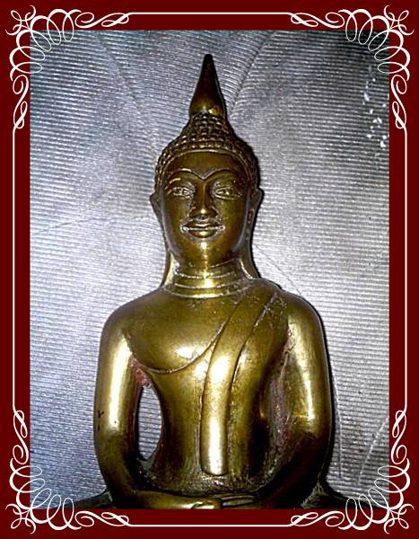 พระบูชาหลวงพ่อโสธร ก้นดินไทย ด้านหลัง เขียน พ.ศ. 2497 ฐาน 7 นิ้ว สูง 9.5 นิ้ว เก่า ไม่ทราบที่ครับผม