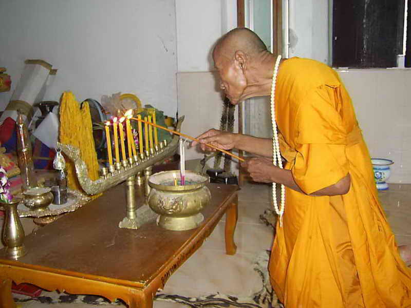 สมเด็จปรกโพธิ์ อุปฌช าย์คำบุ คุตตจิตโต เท่าไหร่เท่านั้น 90 แดงครับ