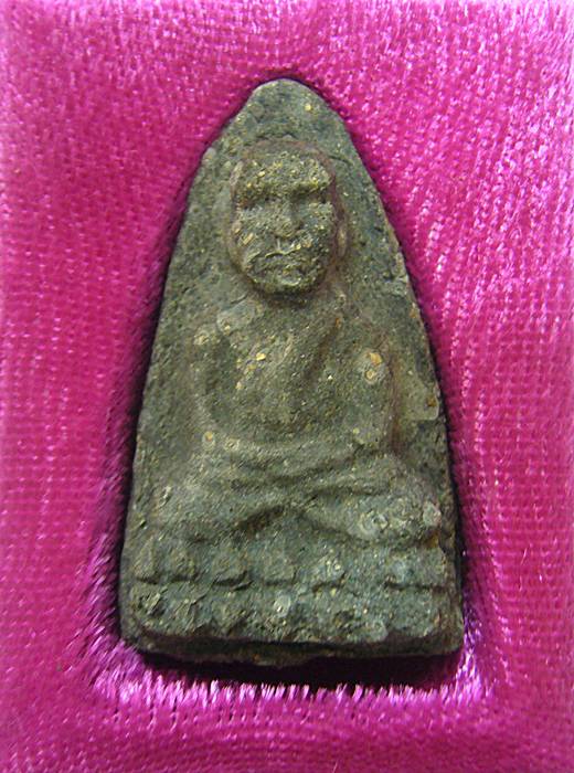 หลวงปู่ทวด วัดห้วยมงคล ปาฏิหาริย์ว่านดำ หลังข้าวสารหินโรยผงสุวรรณมงคล