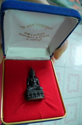 พระกริ่งยอดขุนพล เนื้อนวโลหะเต็มสูตรก้นเงิน รุ่นเพชรยอดขุนพล ปี2544 หลวงพ่ออุ้น วัดตาลกง จ.เพชรบุรี 