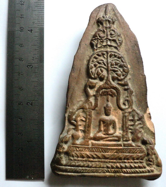 องค์ที่ 4 เป็นพระที่มีขนาดใหญ่ น่าจะเป็นพระกรุ เพราะว่า ไม่มีพระเกจิที่ไหนสร้างแล้วละคะ