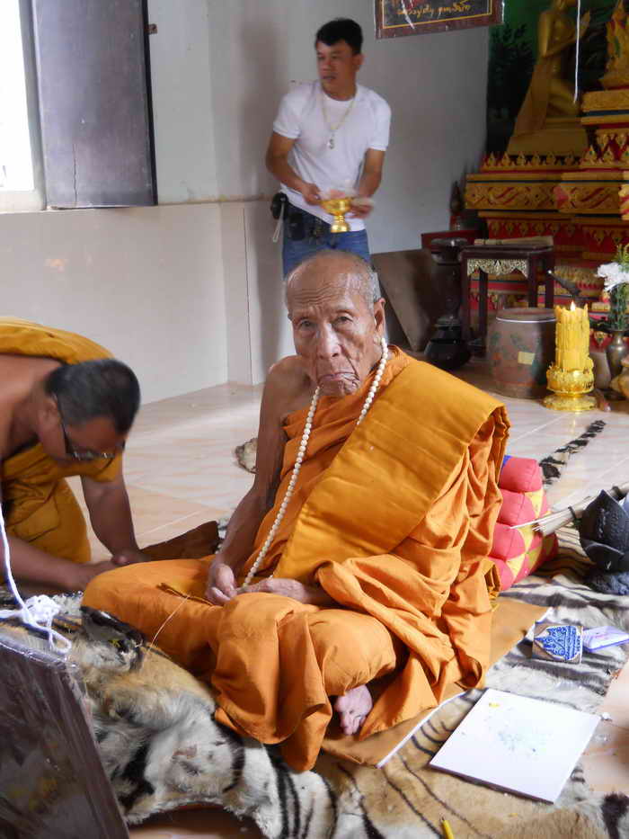 ผ้ายันต์ พระสิวลี หลวงปู่คำบุ คุตตจิตโต ฉลองสงกรานต์เท่าไหร่เท่านั้นครับ 100 แดง
