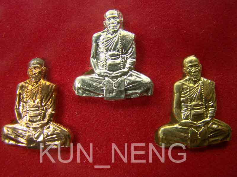 ปั๊มตัดชิด รูปเหมือน หลวงปู่คำบุ รุ่น มหาลาภหนุนดวง ชุดกรรมการ ๓ องค์ หมายเลข ๑๐๔ สวยอย่างแรงค่ะ