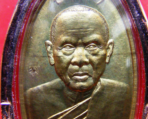 (สุโค้ย)เหรียญใบขี้เหล็กหลวงปู่แผ้วพร้อมเลี่ยมเงินชุบพิงค์โกล์5ไมคอนแข้งๆๆ