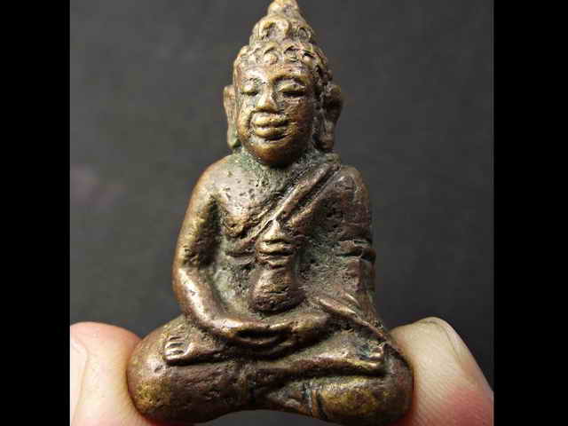 พระกริ่งเก่าๆเนื้อทองผสมไม่รู้ที่  ใครรู้ได้เปรียบ