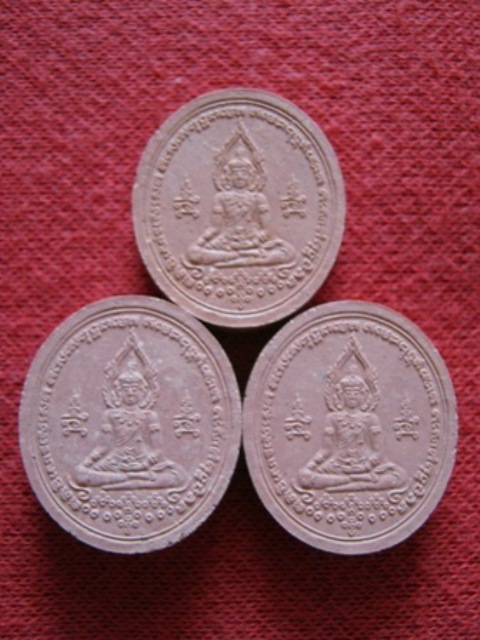 พระผงทำน้ำมนต์ พิมพ์เล็ก กันนิวเคลียร์ หลวงปู่ศรี มหาวีโร วัดประชาคมวนาราม (วัดป่ากุง) 3 องค์